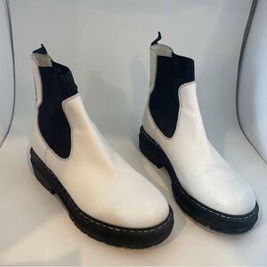 Marc Fisher Patrick Pull On White Leather Ankle Booties Lug Sole Womans Size 8.5